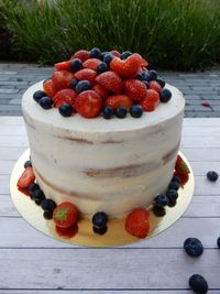 Semi naked cake met vers fruit