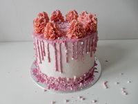 Taart met toefjes en roze drip