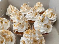 Cupcakes met goudspikkels en toef