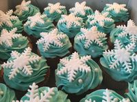 Cupcakes met blauwe toef en sneeuwster